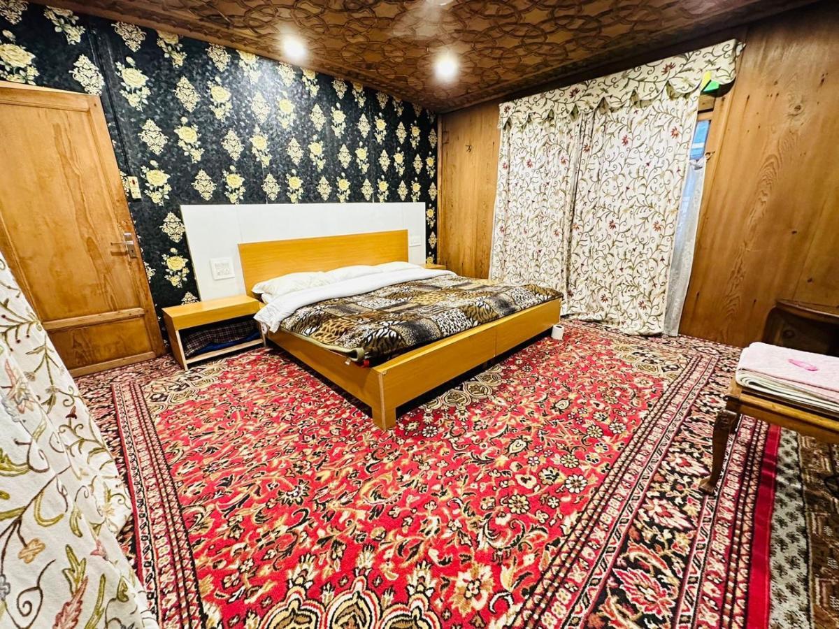Hayat Group Of Houseboats