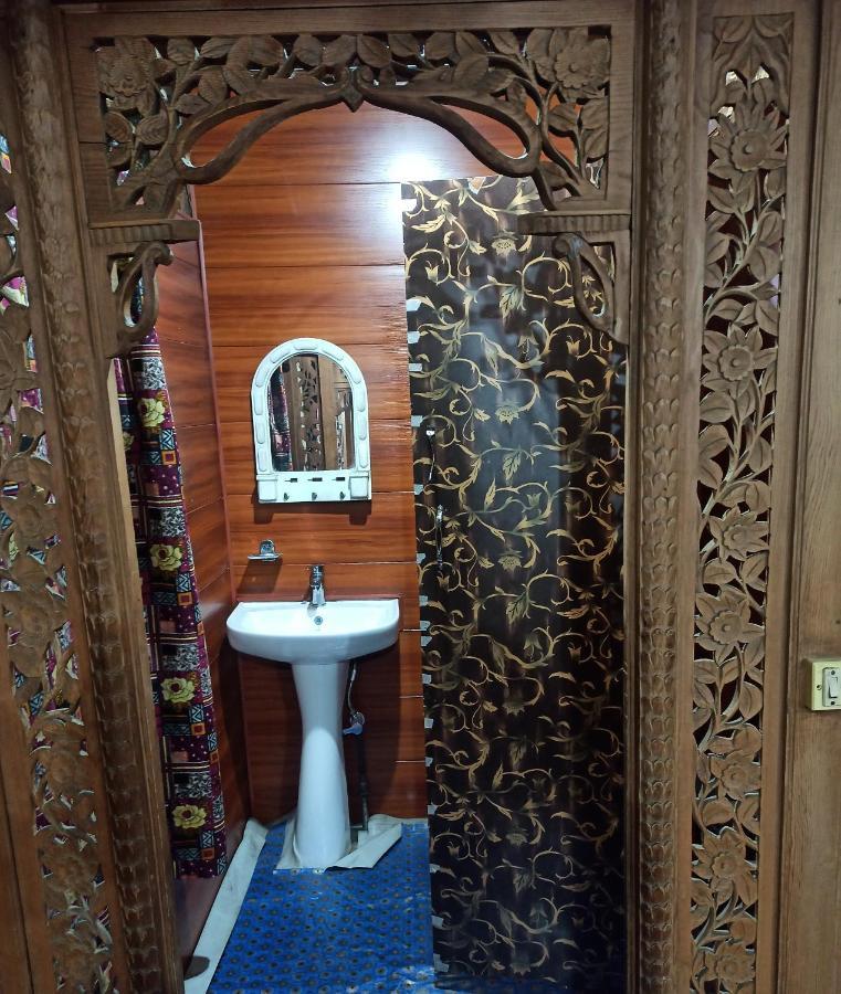 Houseboat Karima Palace Hotel