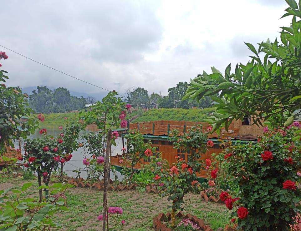 Houseboat Karima Palace 3* Srinagar (Jammu and Kashmir)