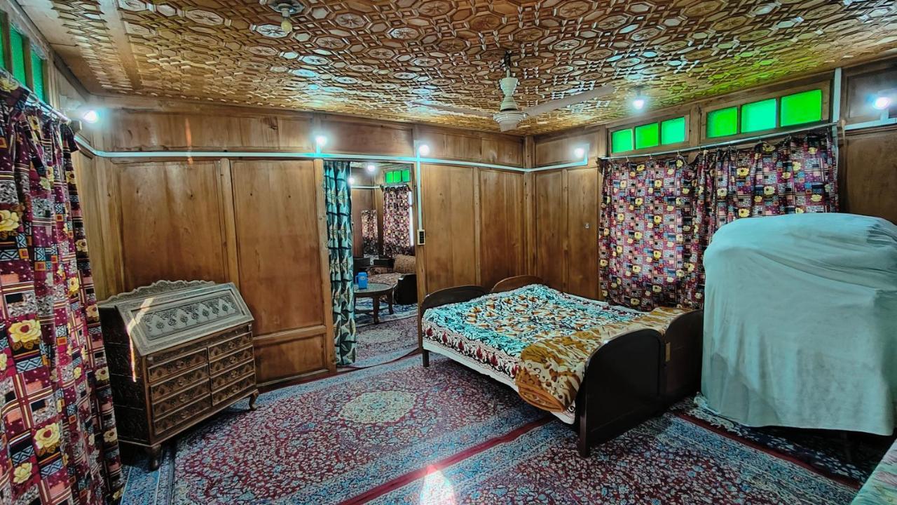 Hotel Houseboat Karima Palace Srinagar (Jammu and Kashmir)