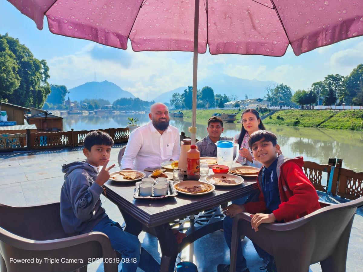 Houseboat Karima Palace 3* Srinagar (Jammu and Kashmir)