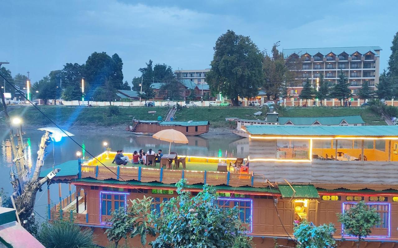 Houseboat Karima Palace Hotel