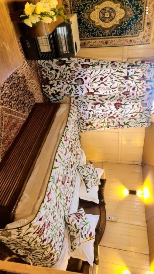 Hotel Neelam & Lady Of Group Of Houseboats Srinagar (Jammu and Kashmir)