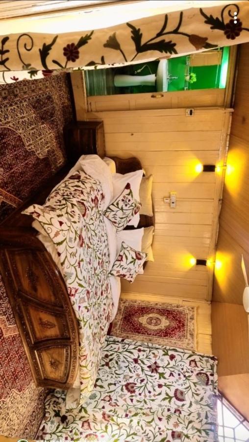 Neelam & Lady Of Group Of Houseboats 4*