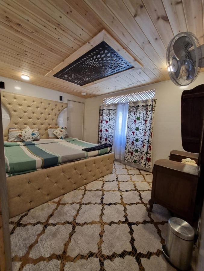Neelam & Lady Of Group Of Houseboats 4*