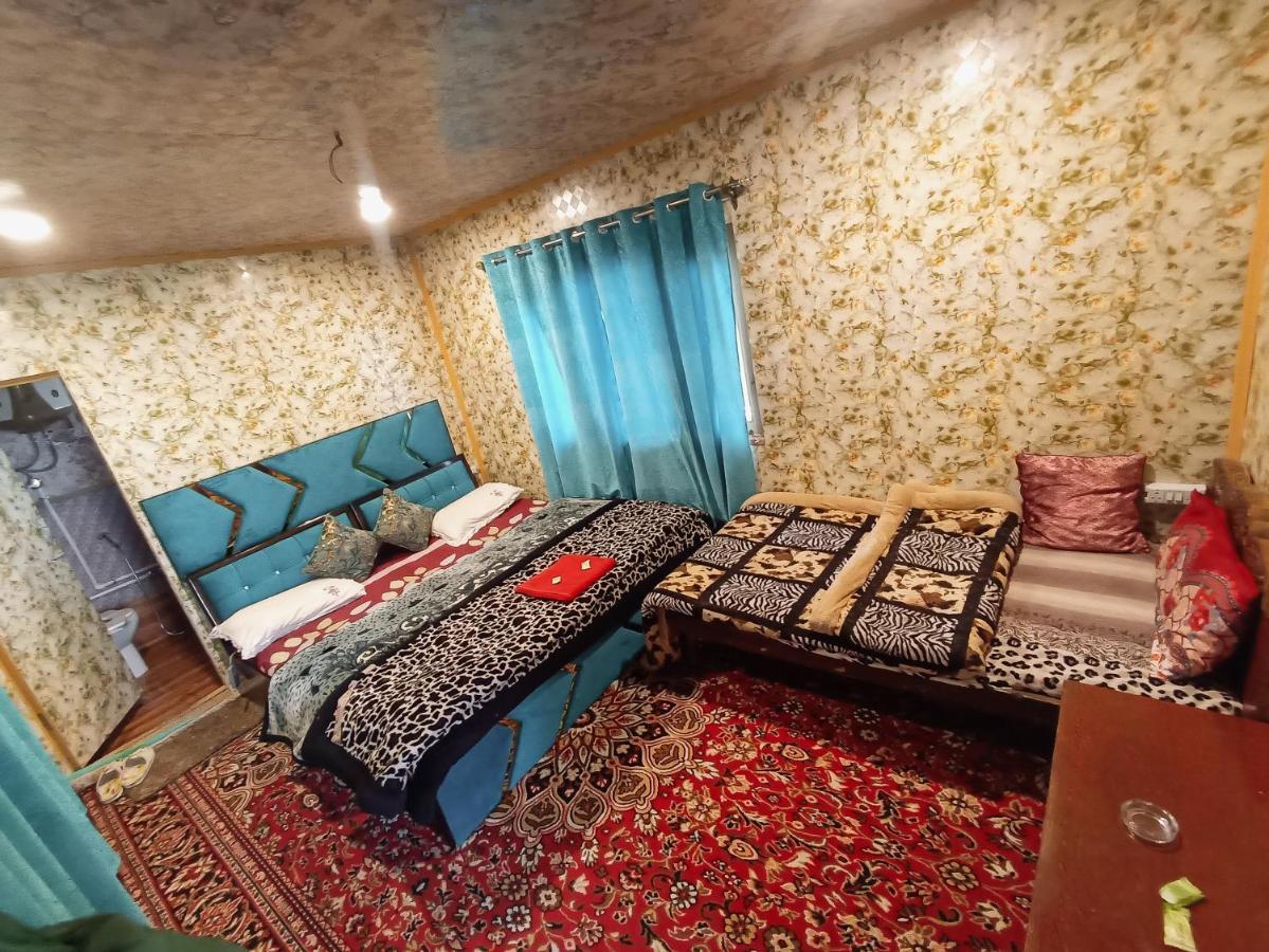 Hb Nancy Group Of Houseboats * Srinagar (Jammu and Kashmir)