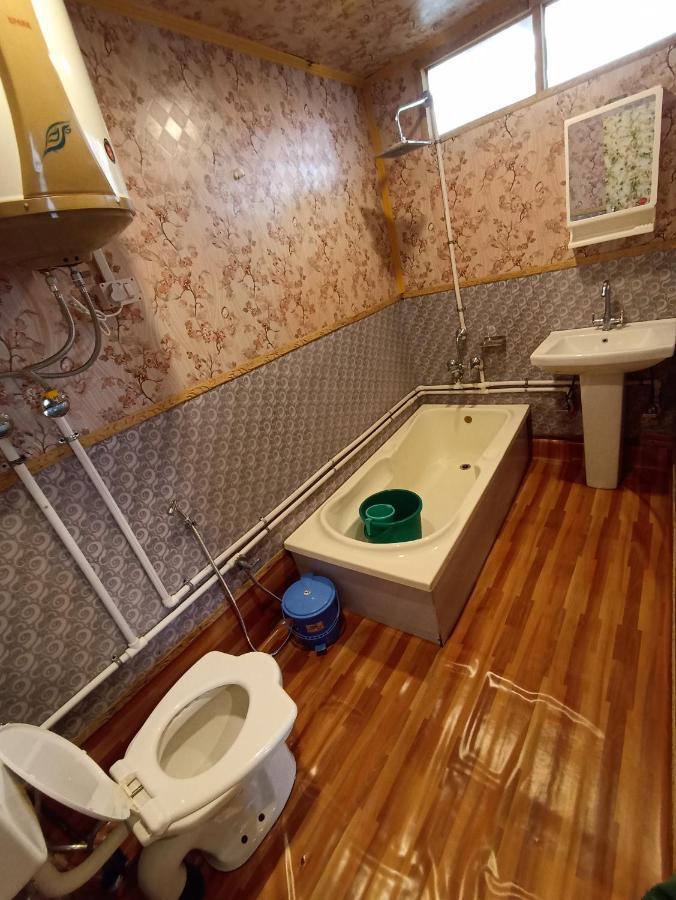 Hb Nancy Group Of Houseboats * Srinagar (Jammu and Kashmir)