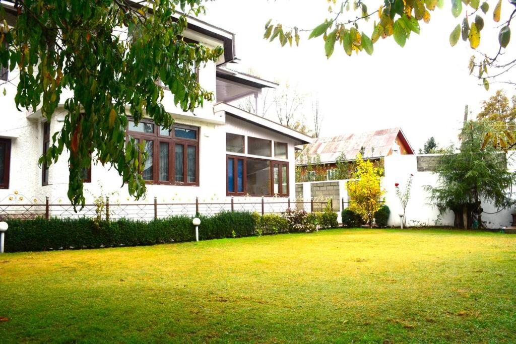 Feather - 4 Bhk In A Chalet Srinagar (Jammu and Kashmir)
