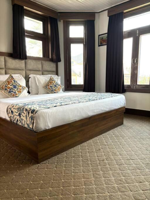 Feather - 4 Bhk In A Srinagar (Jammu and Kashmir)