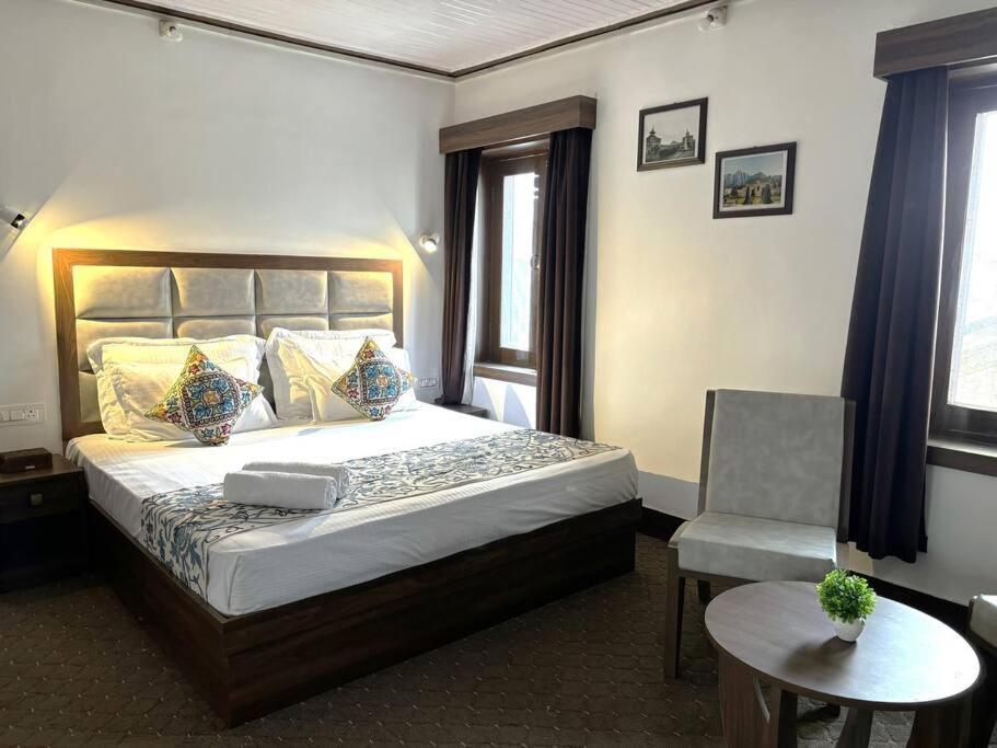 Feather - 4 Bhk In A *