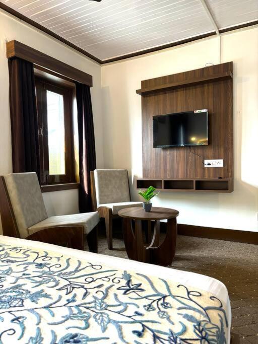 Feather - 4 Bhk In A Srinagar (Jammu and Kashmir)