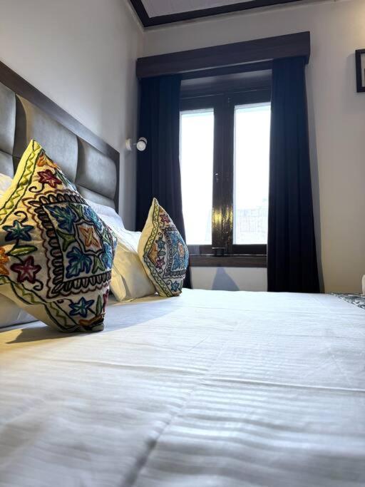 Chalet Feather - 4 Bhk In A