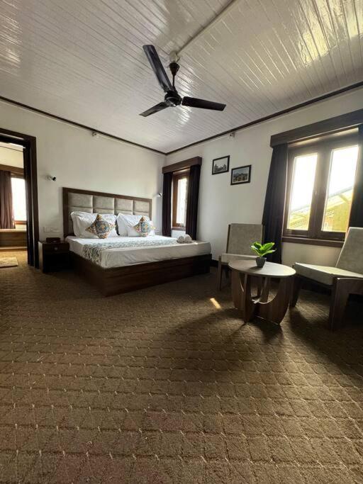 Feather - 4 Bhk In A Srinagar (Jammu and Kashmir)