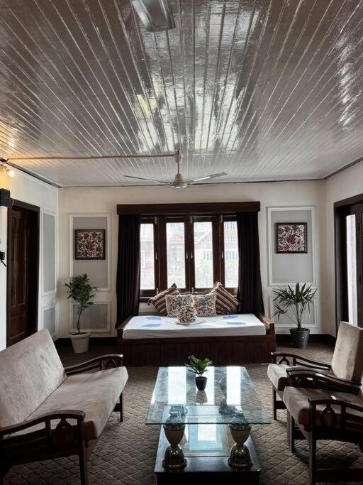 Chalet Feather - 4 Bhk In A *