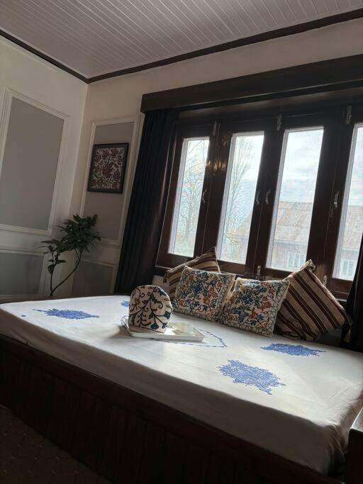 Feather - 4 Bhk In A Chalet Srinagar (Jammu and Kashmir)