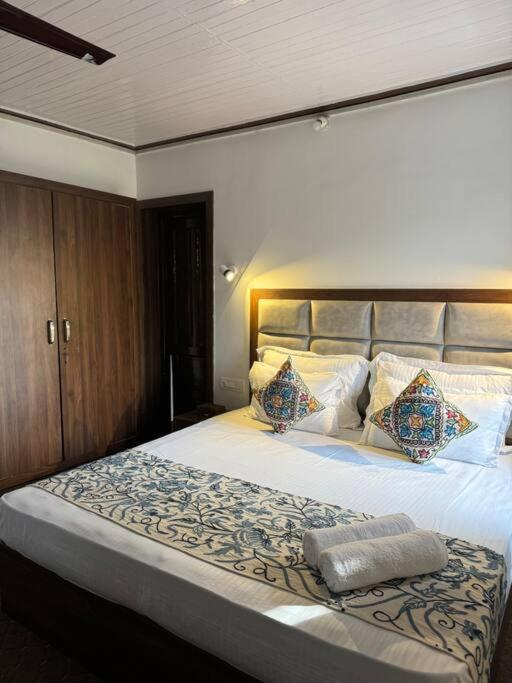 Chalet Feather - 4 Bhk In A *