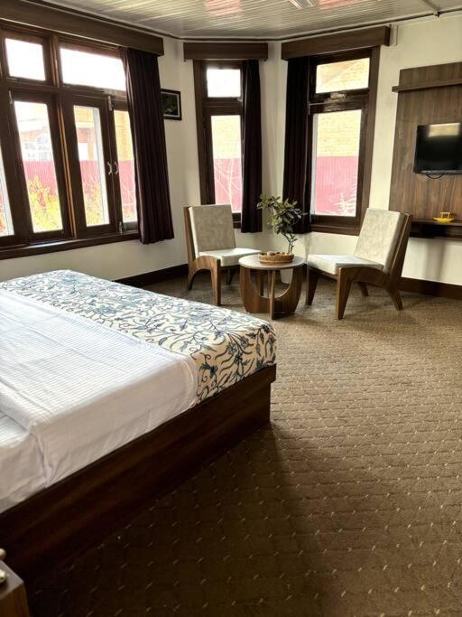 Feather - 4 Bhk In A * Srinagar (Jammu and Kashmir)