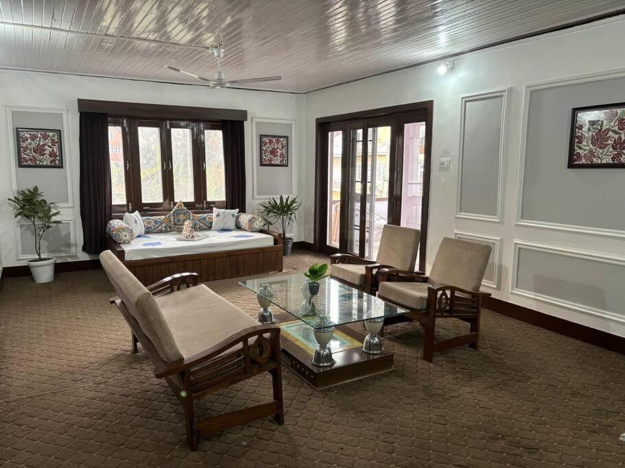 Chalet Feather - 4 Bhk In A