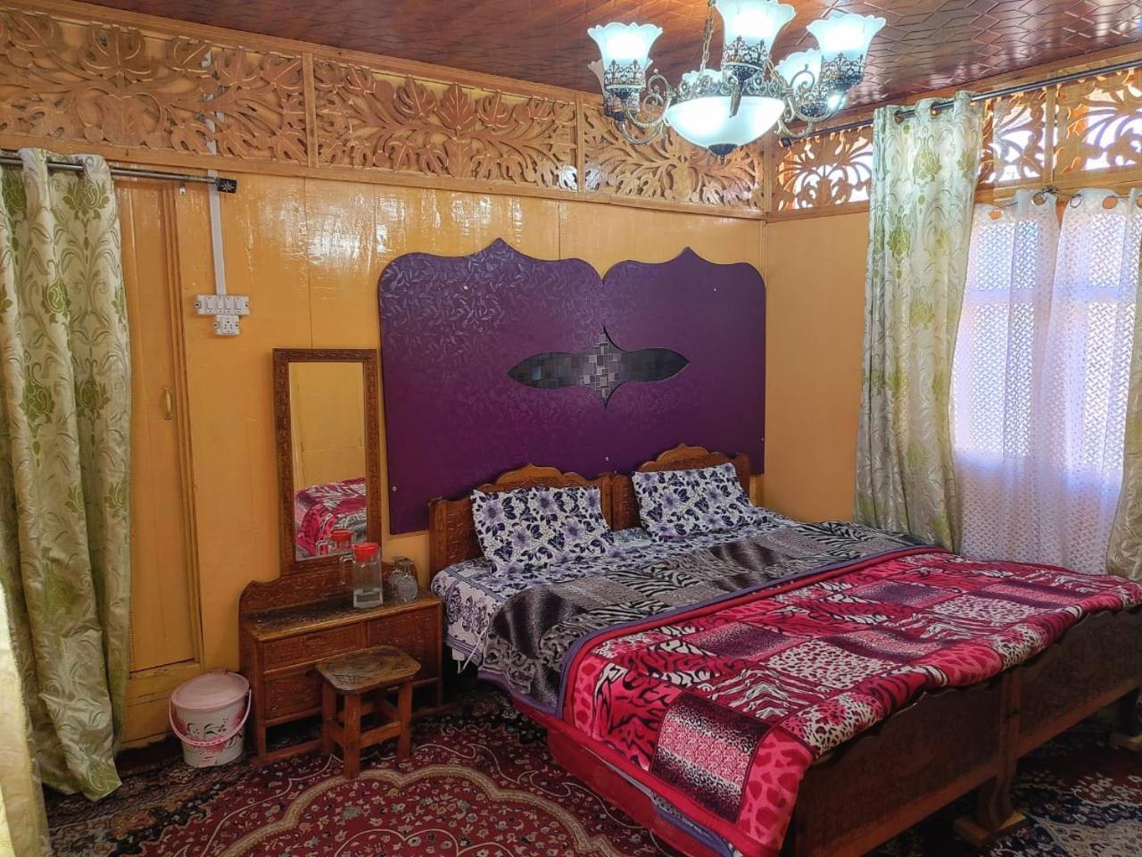 Houseboat New Jahangir And Morning Car Hotel