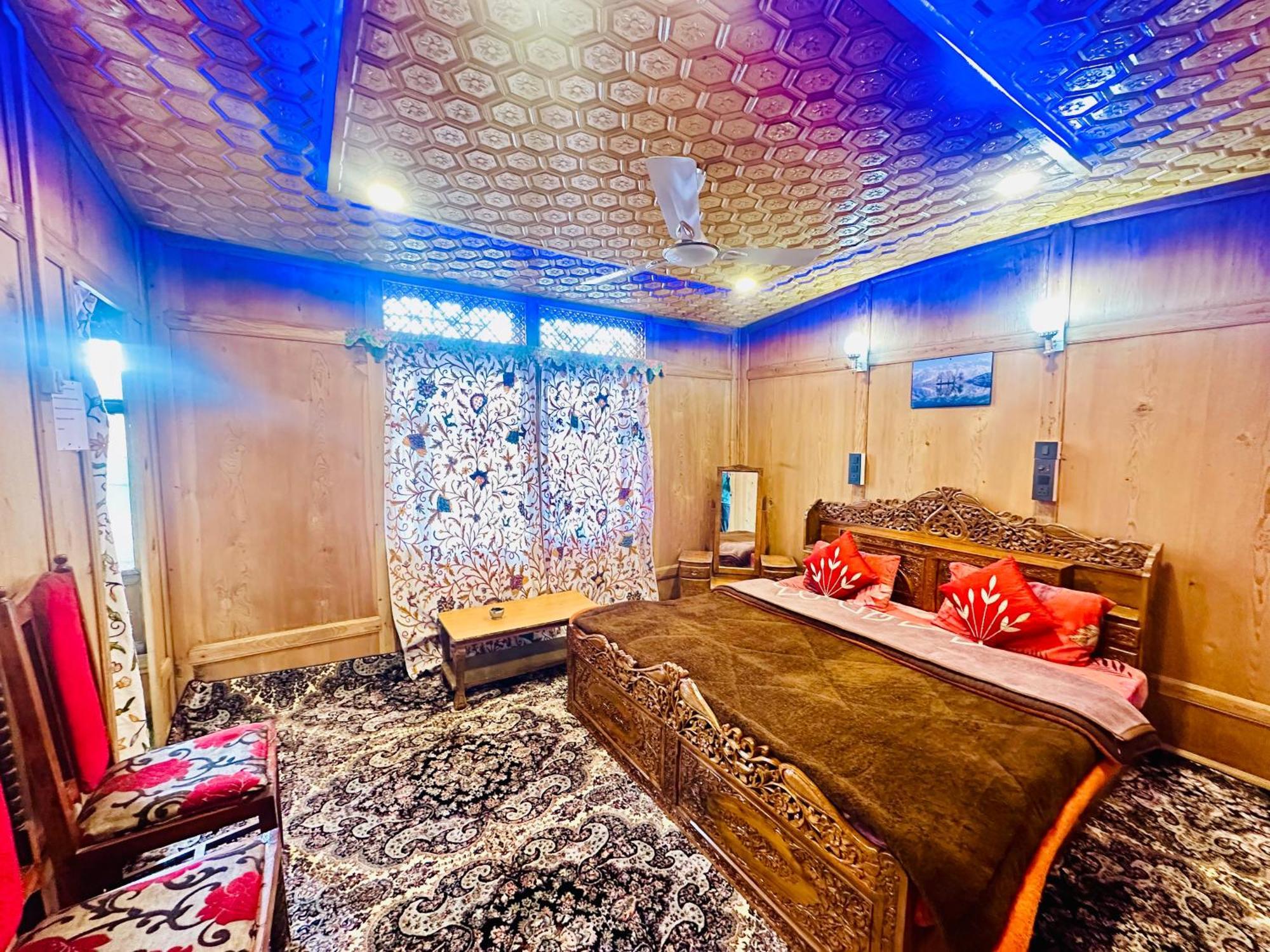 Houseboat New World Srinagar (Jammu and Kashmir)