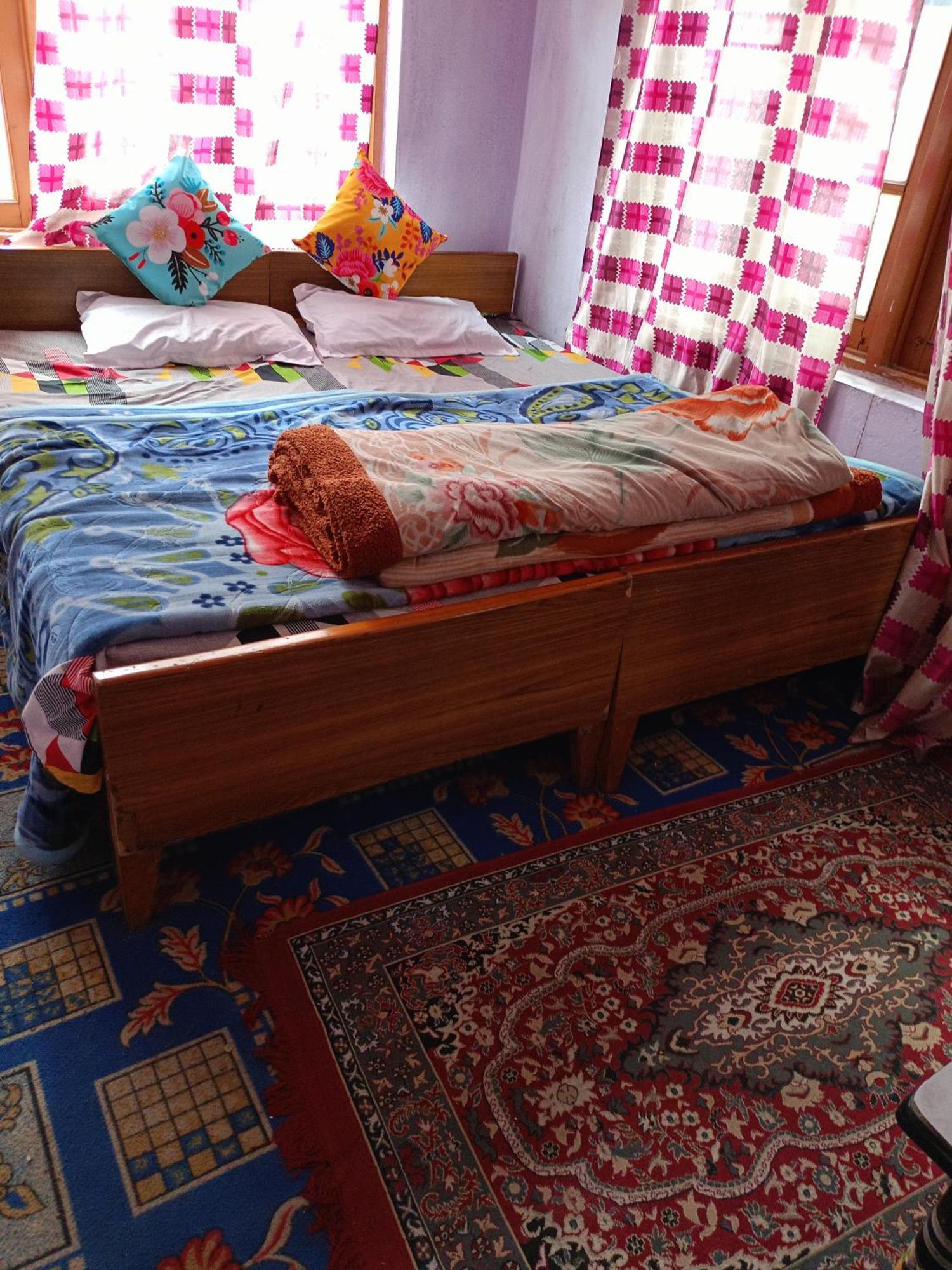 Guest house Queen Palace Srinagar (Jammu and Kashmir)