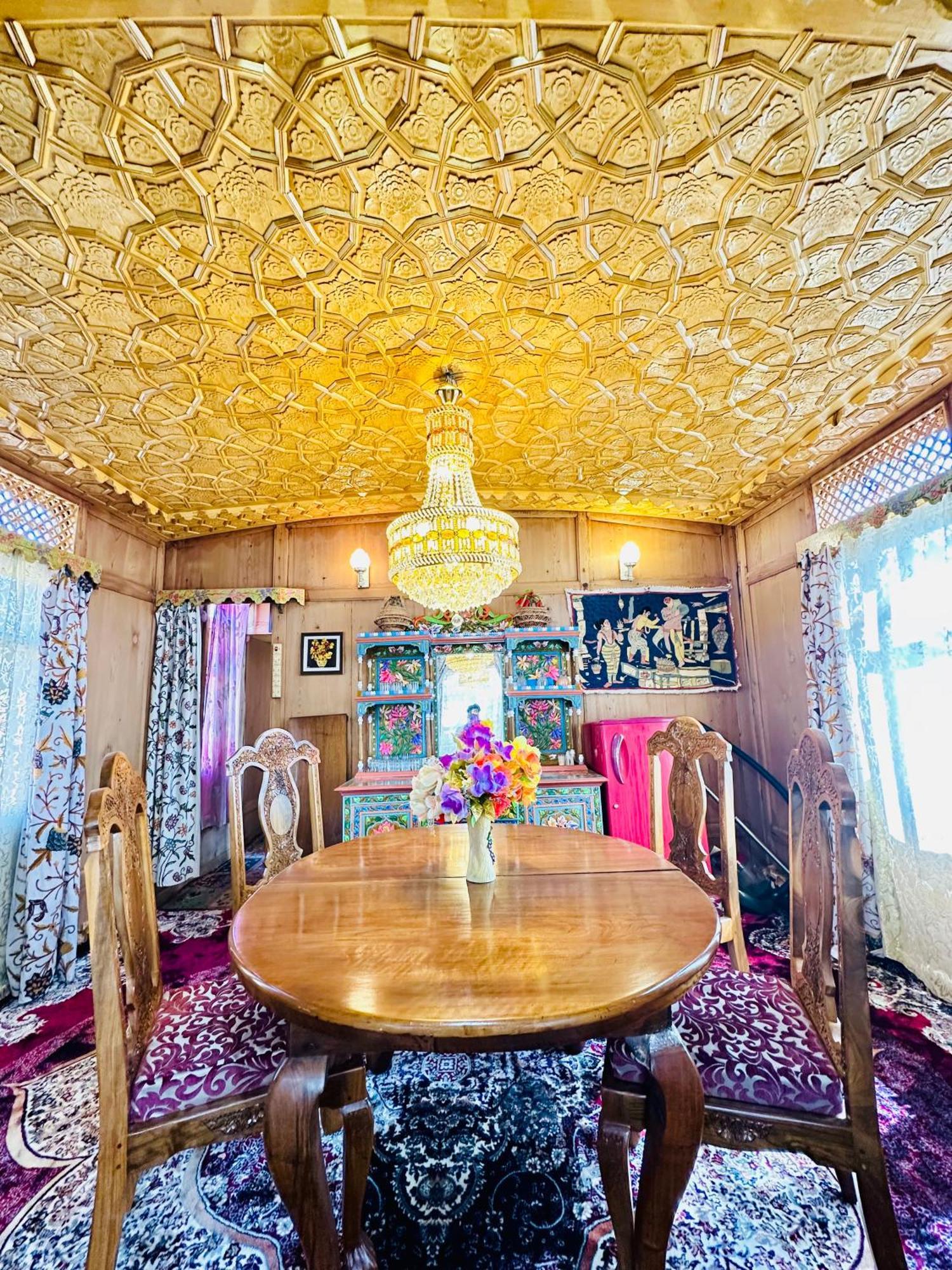 Houseboat New World Guest house Srinagar (Jammu and Kashmir)
