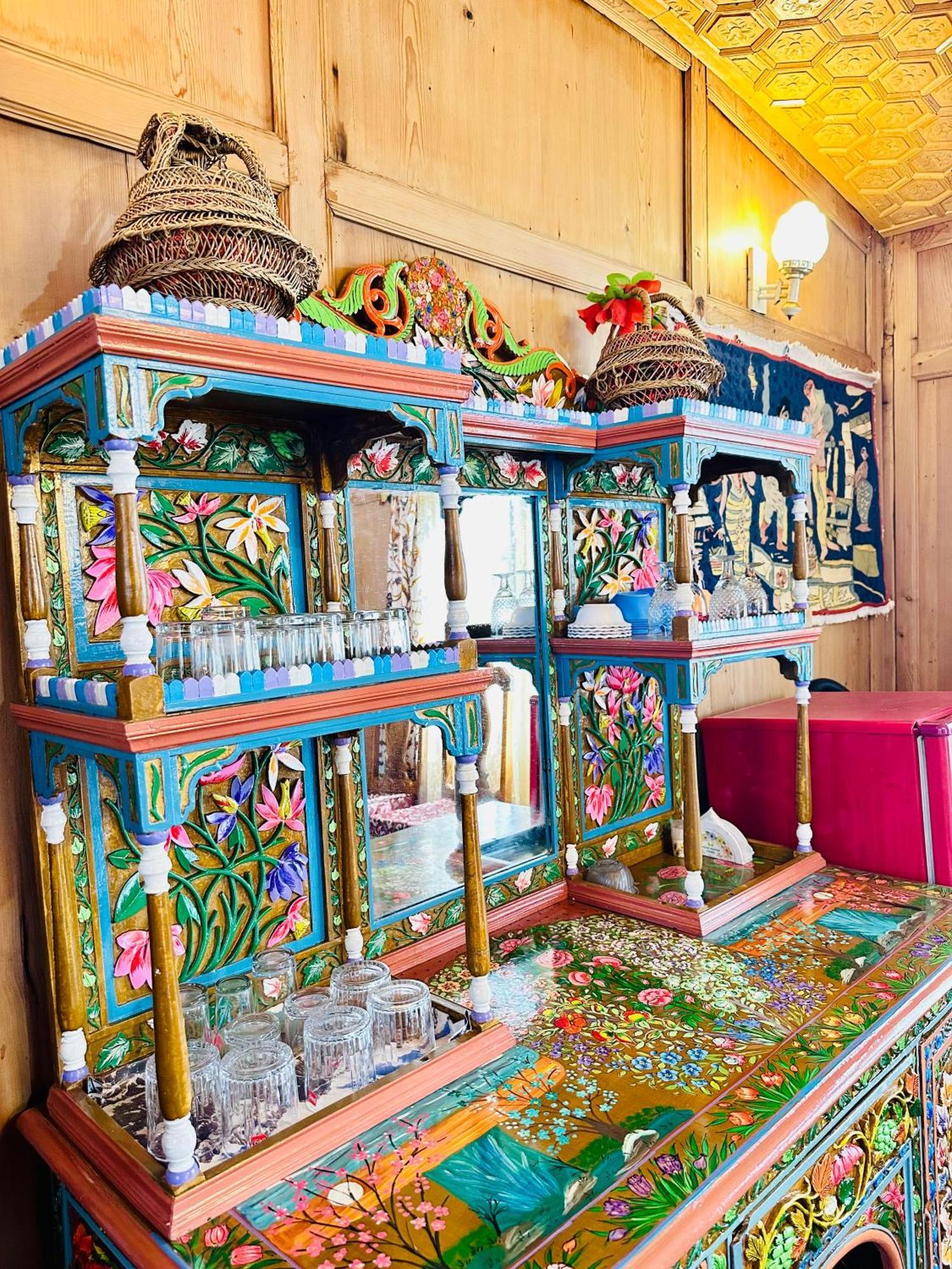 Houseboat New World * Srinagar (Jammu and Kashmir)