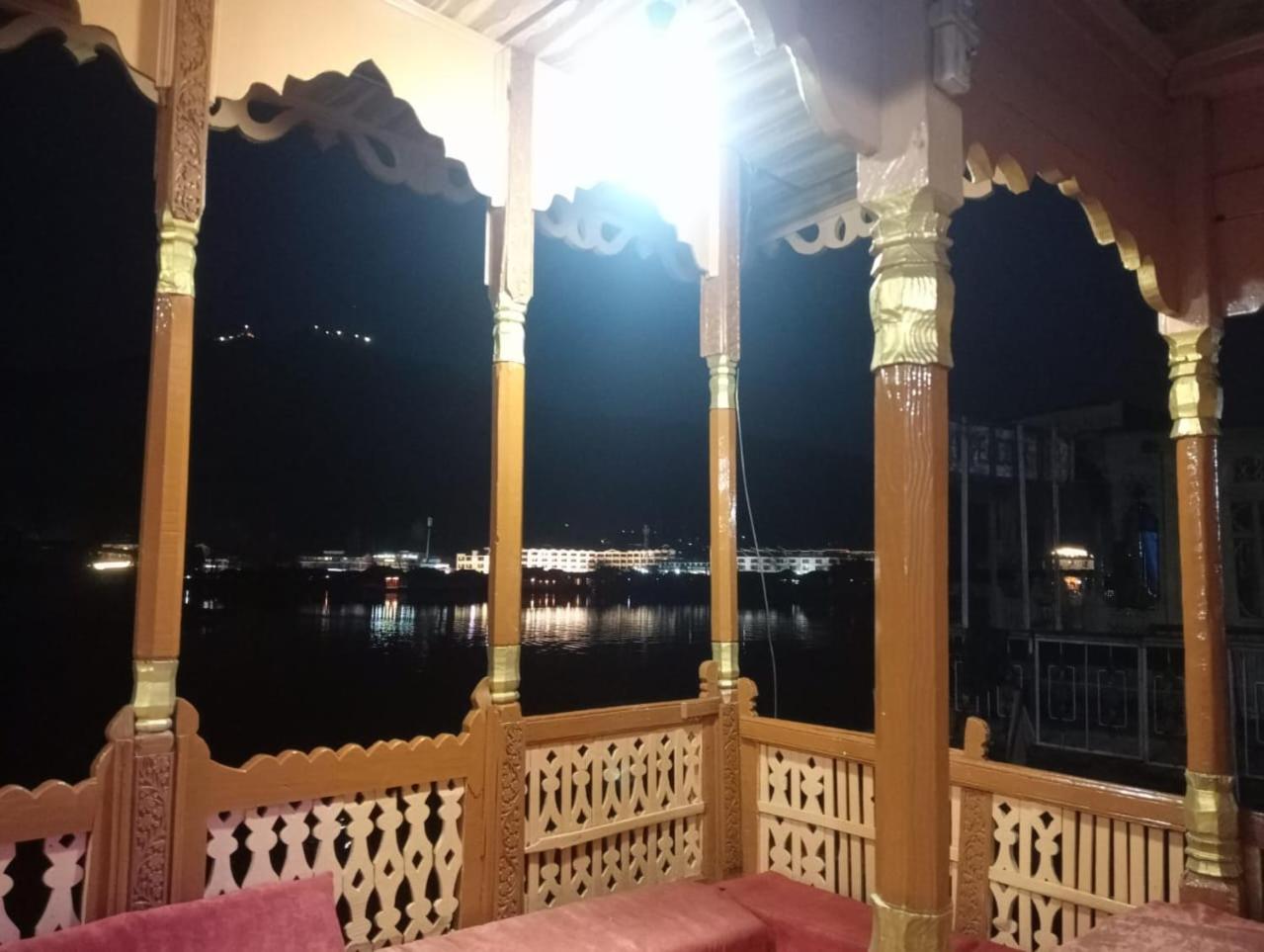 Houseboat New Jahangir And Morning Car Srinagar (Jammu and Kashmir)