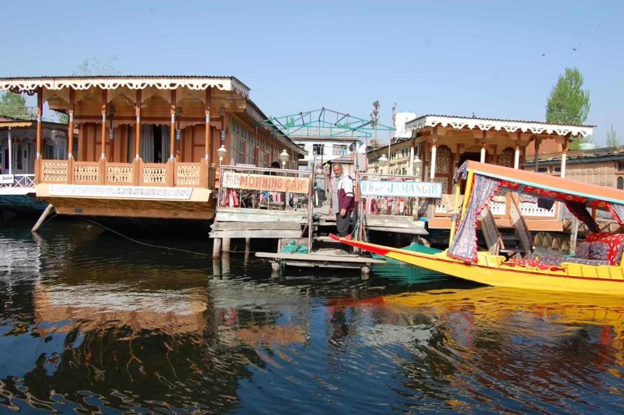Hotel Houseboat New Jahangir And Morning Car Srinagar (Jammu and Kashmir)
