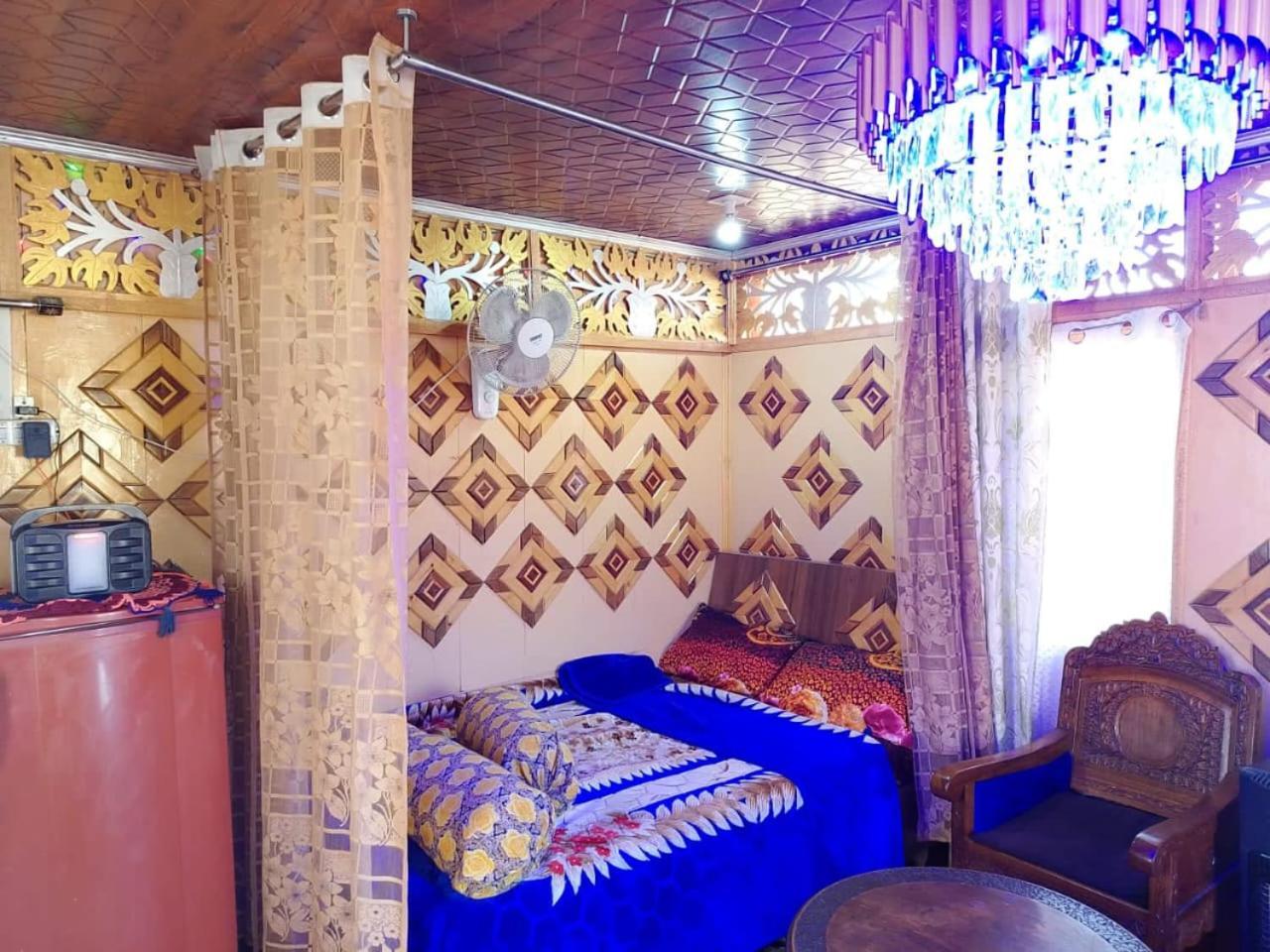 Hotel Houseboat New Jahangir And Morning Car