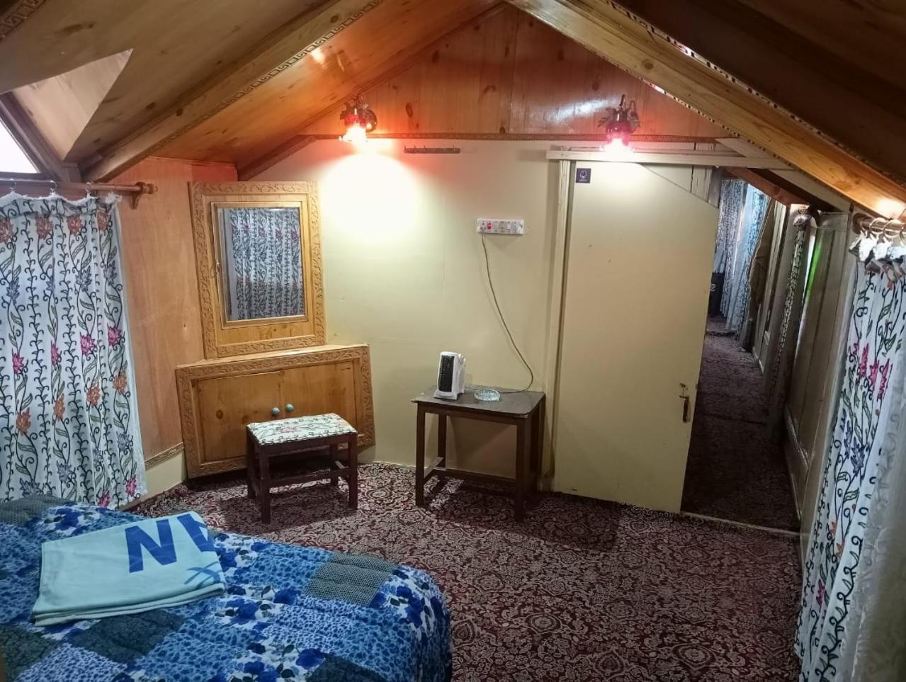 Hotel Houseboat New Jahangir And Morning Car Srinagar (Jammu and Kashmir)