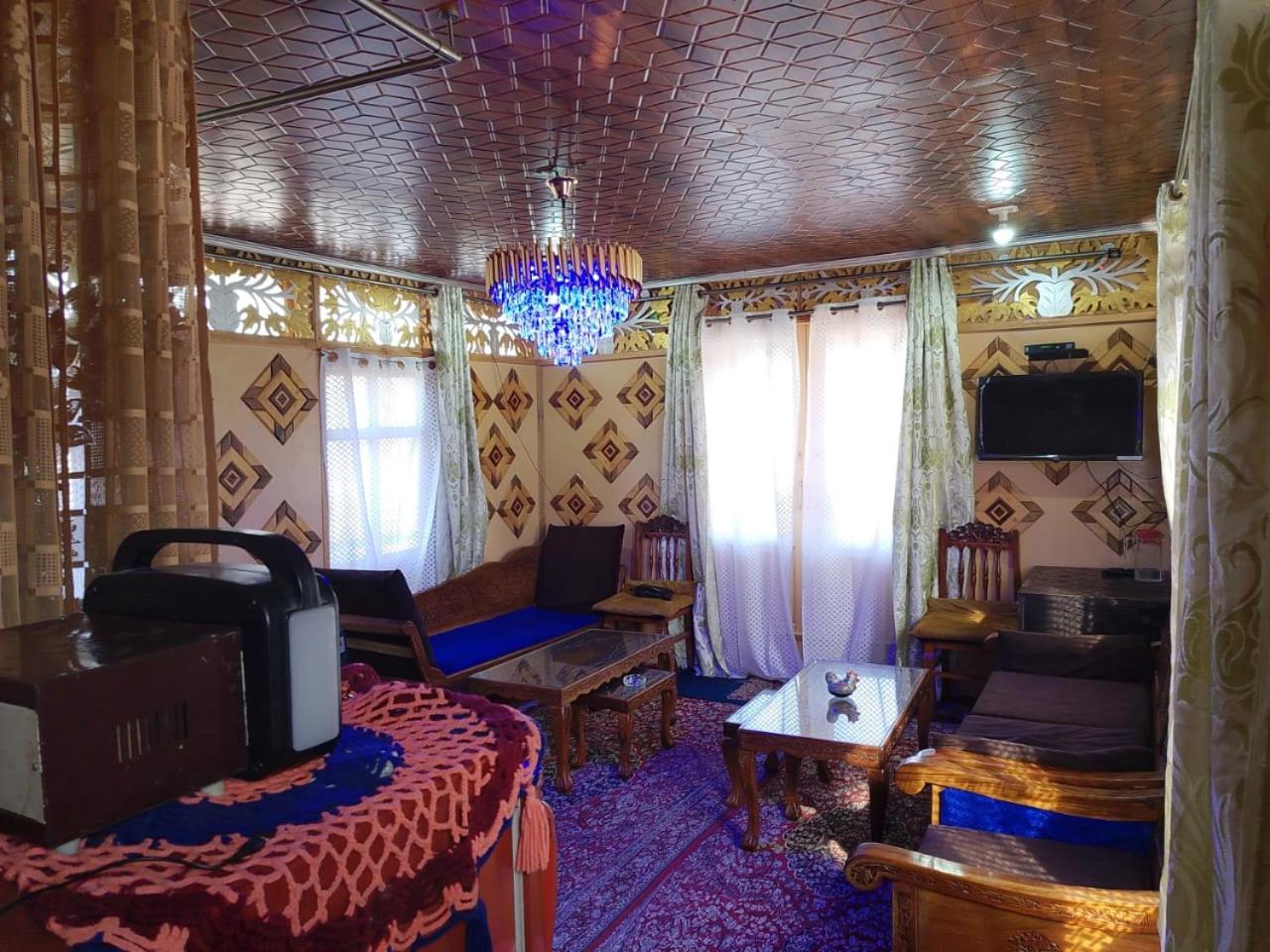 Houseboat New Jahangir And Morning Car Srinagar (Jammu and Kashmir)
