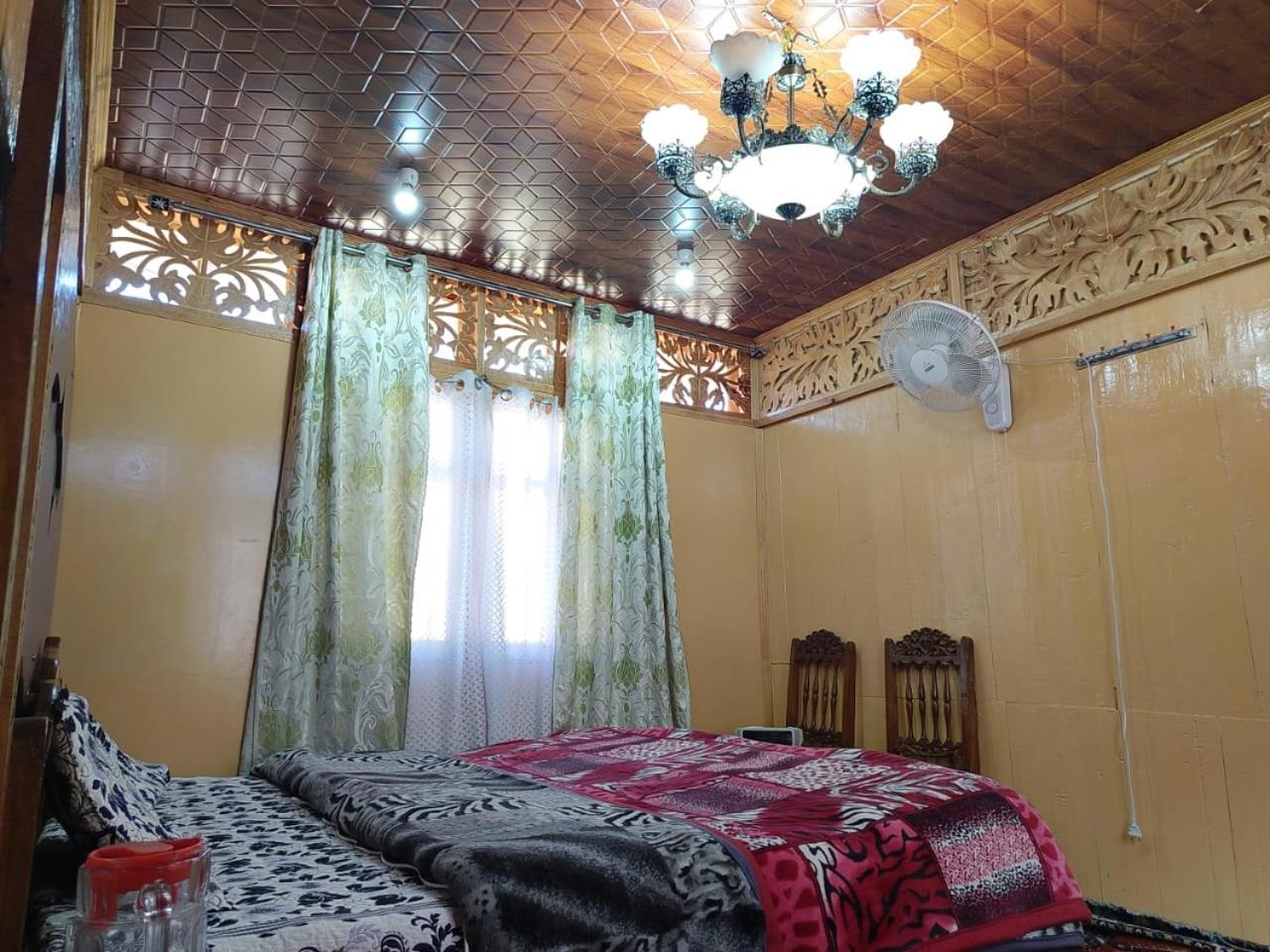 Hotel Houseboat New Jahangir And Morning Car Srinagar (Jammu and Kashmir)