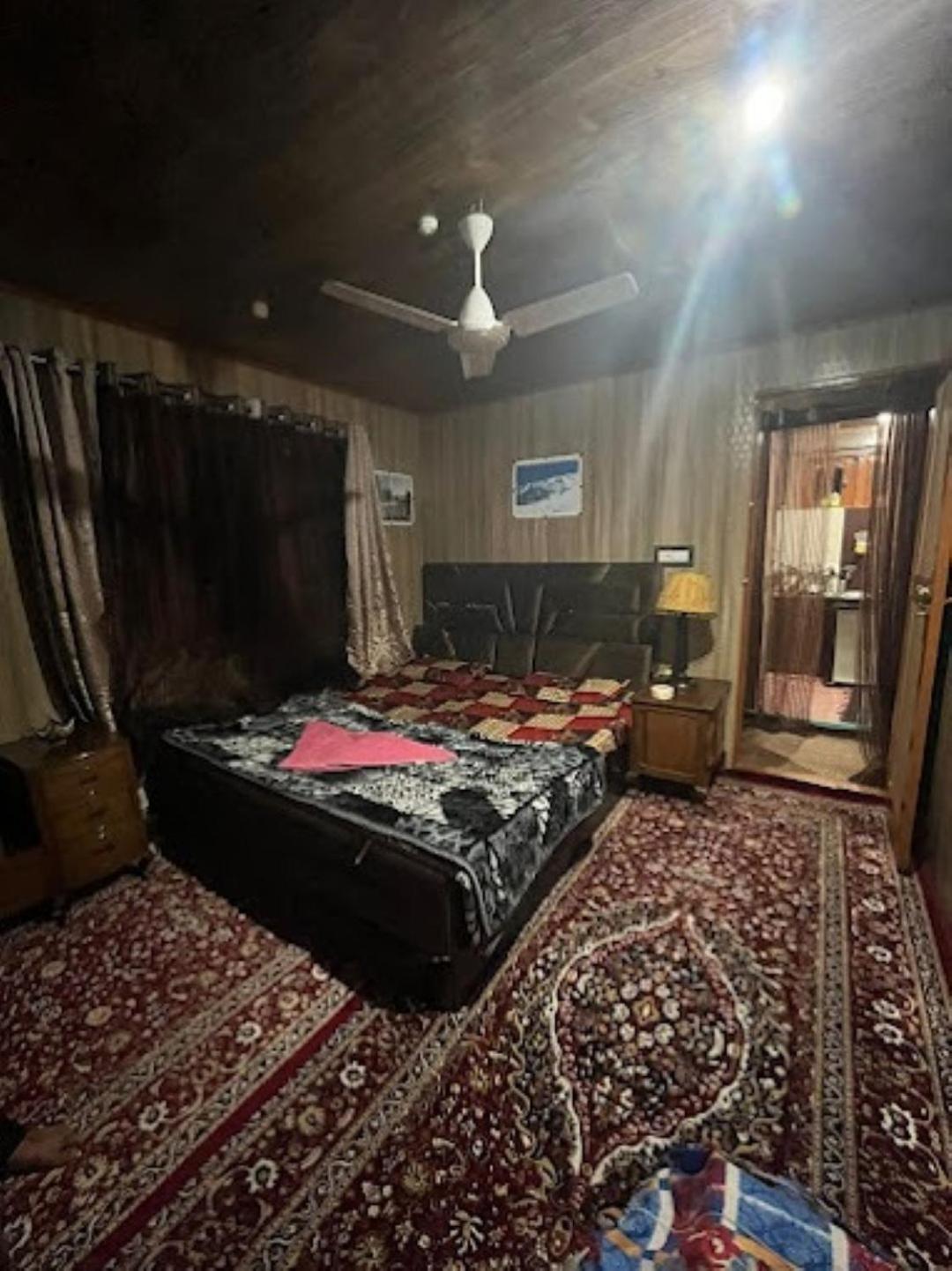 Flora , Guest house Srinagar (Jammu and Kashmir)