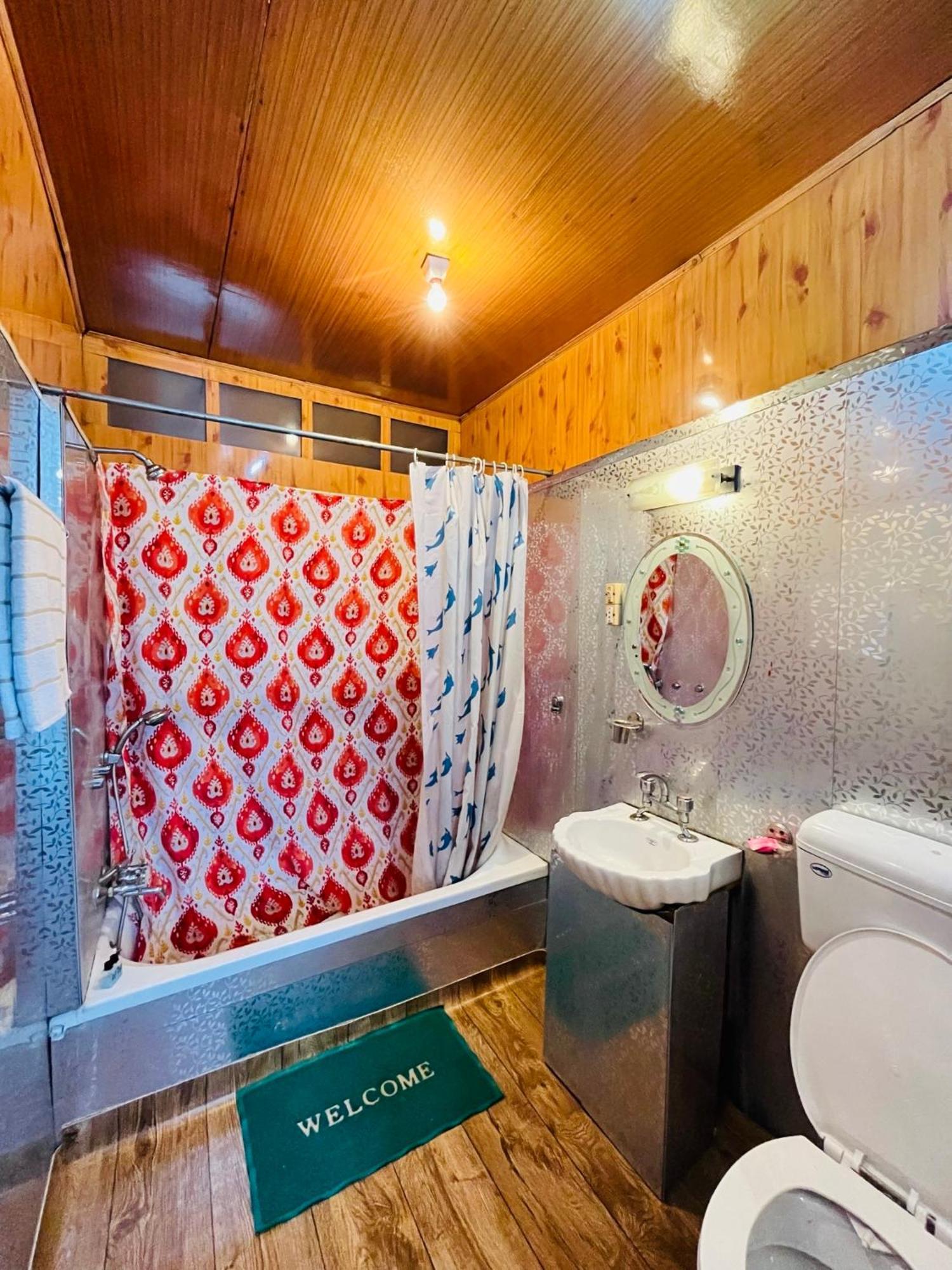 Guest house Houseboat New World