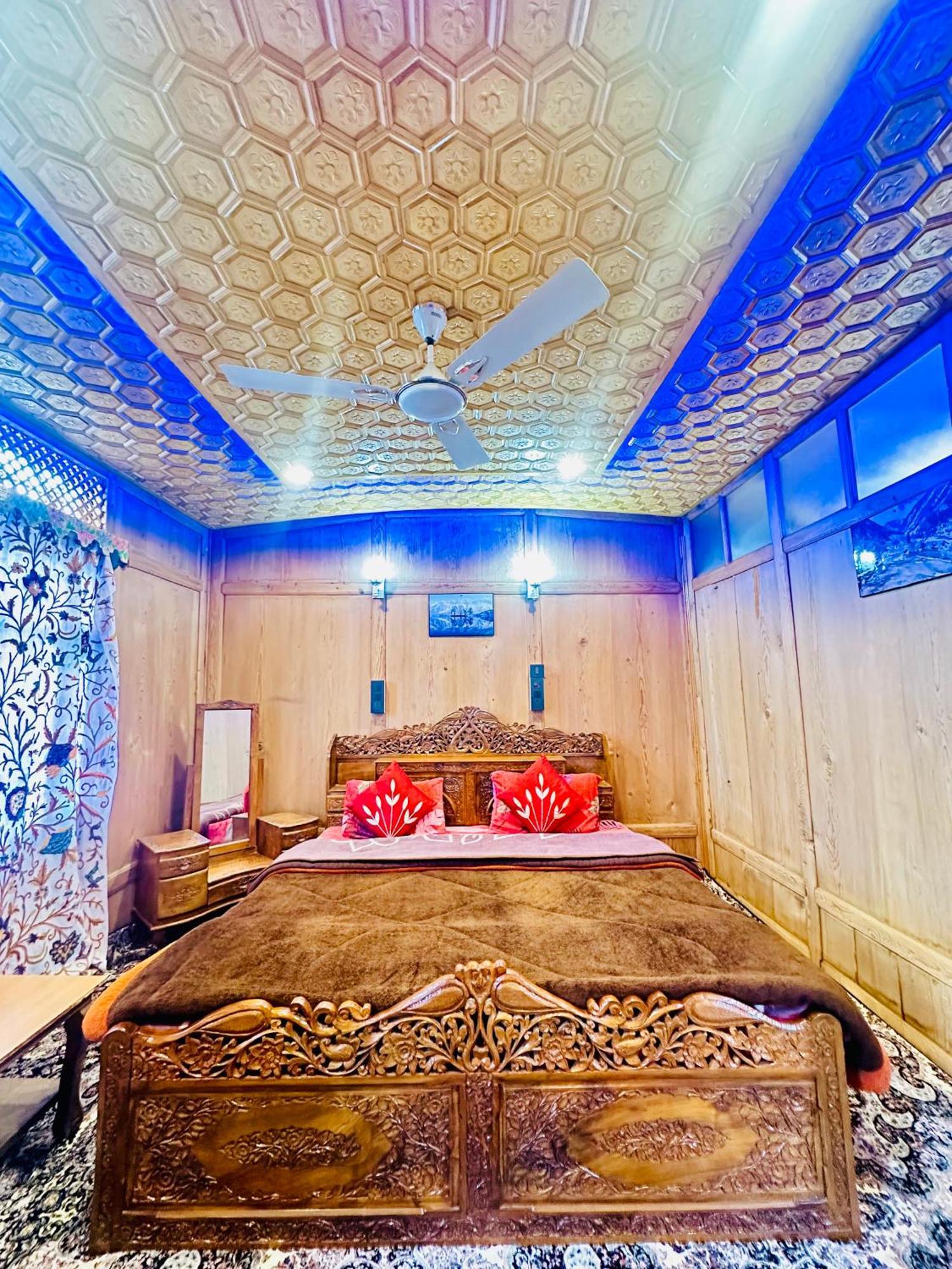 Guest house Houseboat New World *