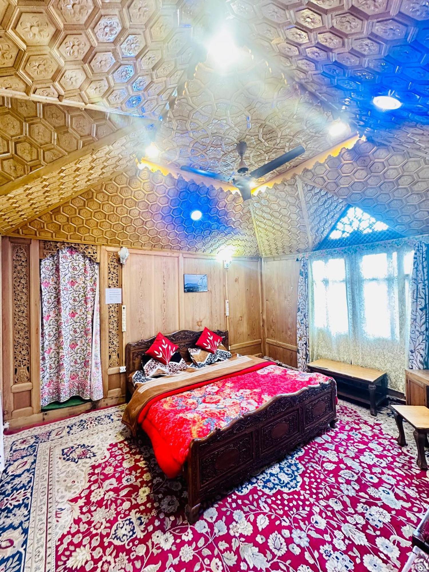 Houseboat New World