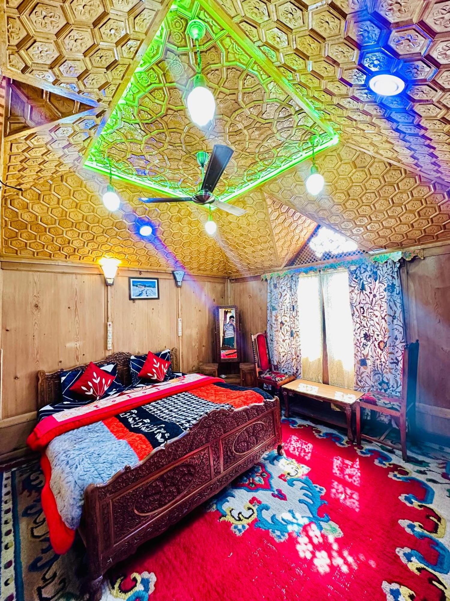 Houseboat New World * Srinagar (Jammu and Kashmir)