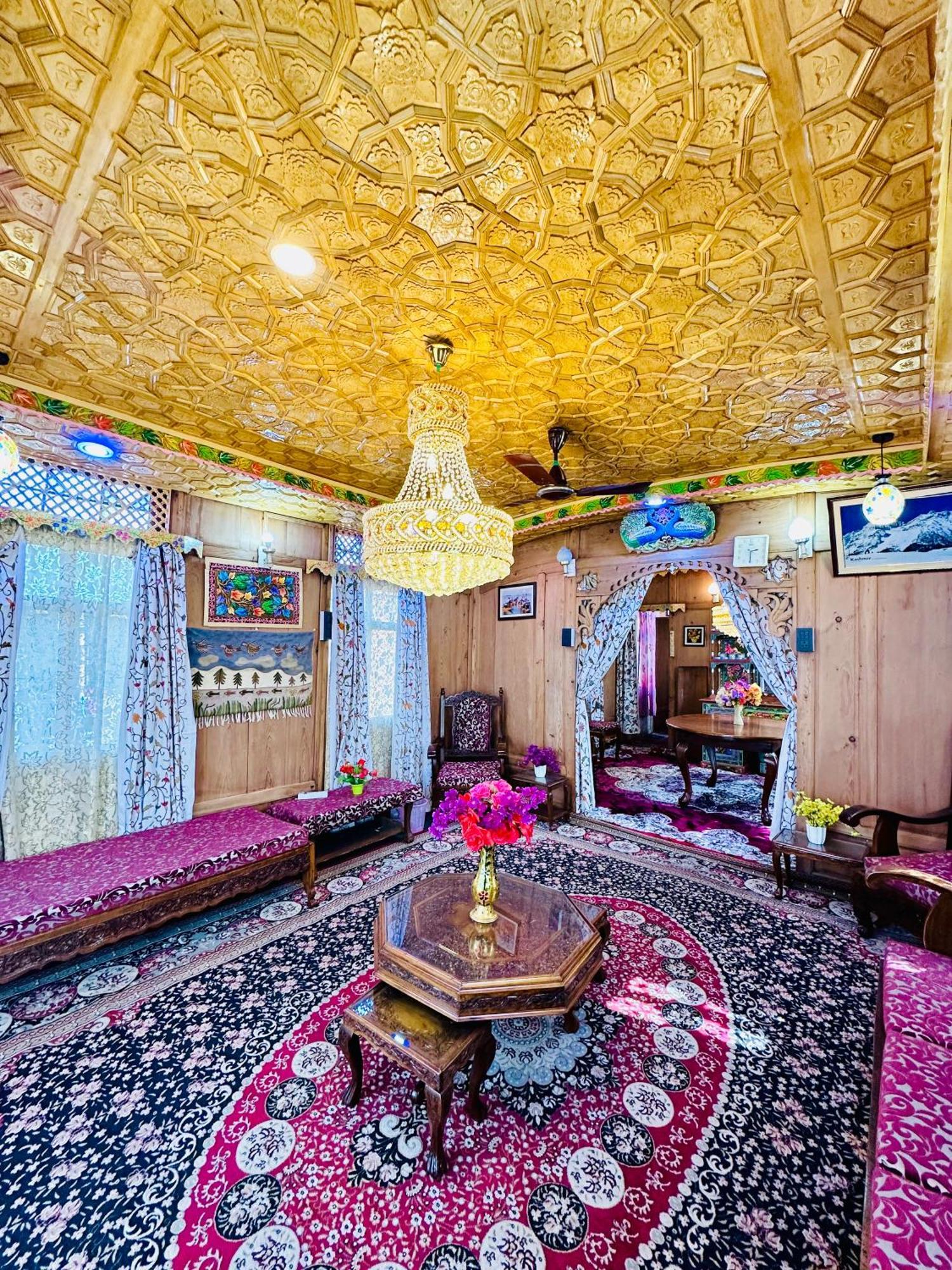 Houseboat New World Guest house Srinagar (Jammu and Kashmir)