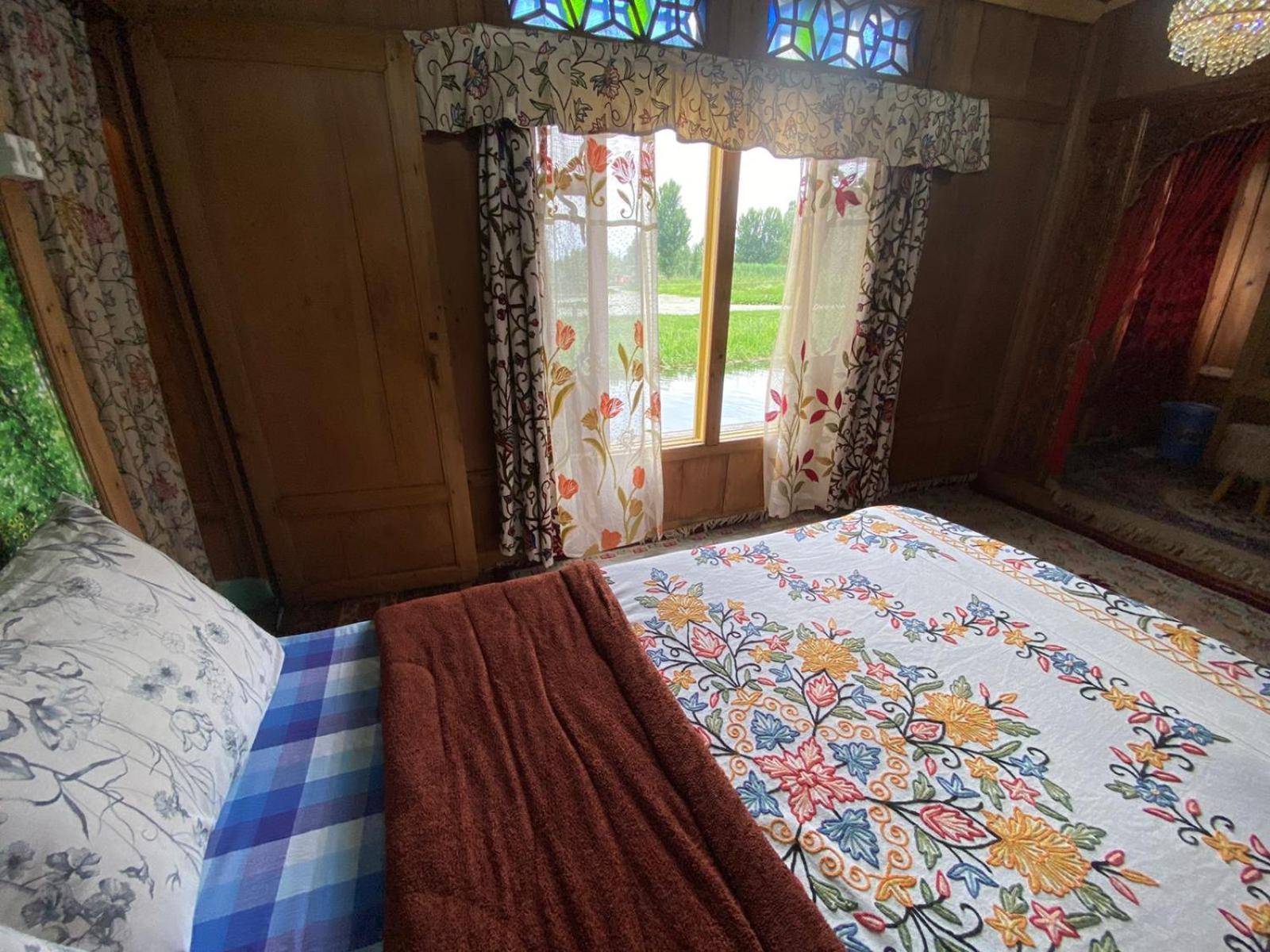 House Boat Geneva Srinagar (Jammu and Kashmir)