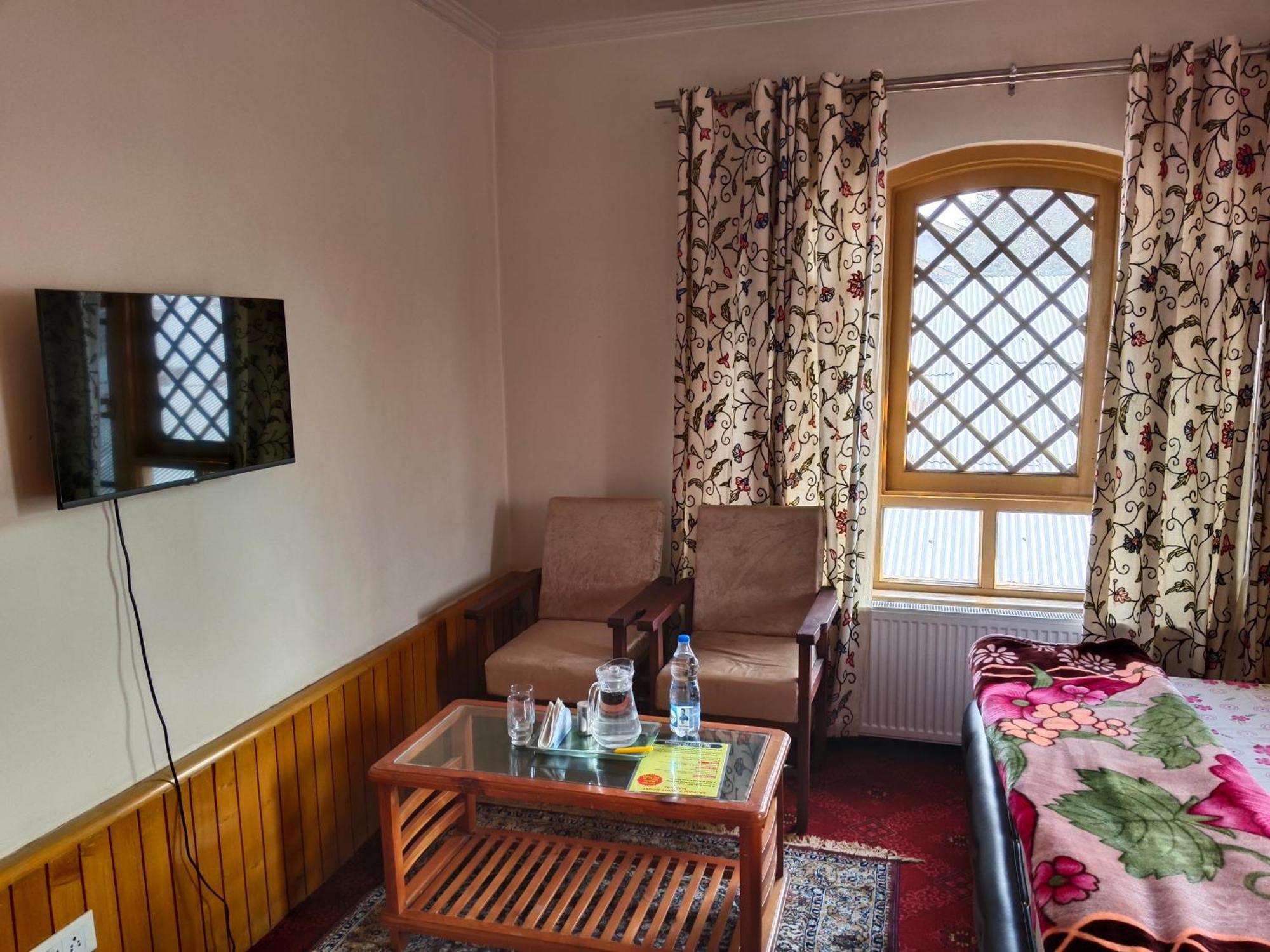 Guest house Bashaw Residency, Rated Family Near Airport Srinagar (Jammu and Kashmir)
