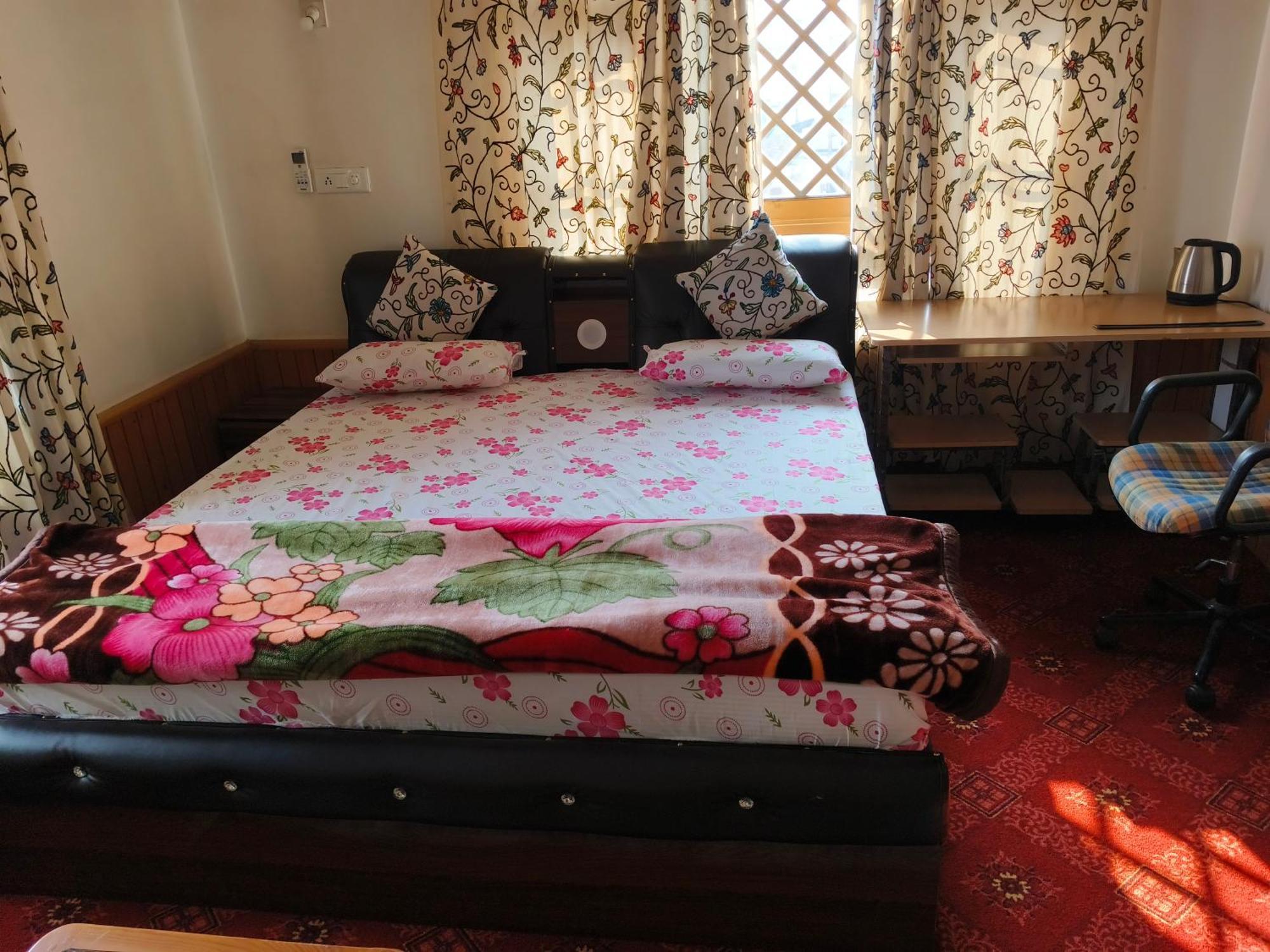 Guest house Bashaw Residency, Rated Family Near Airport *