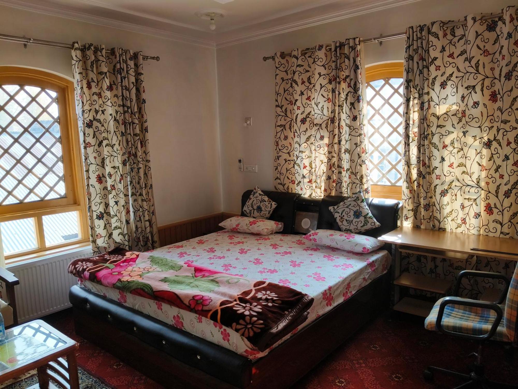 Bashaw Residency, Rated Family Near Airport * Srinagar (Jammu and Kashmir)