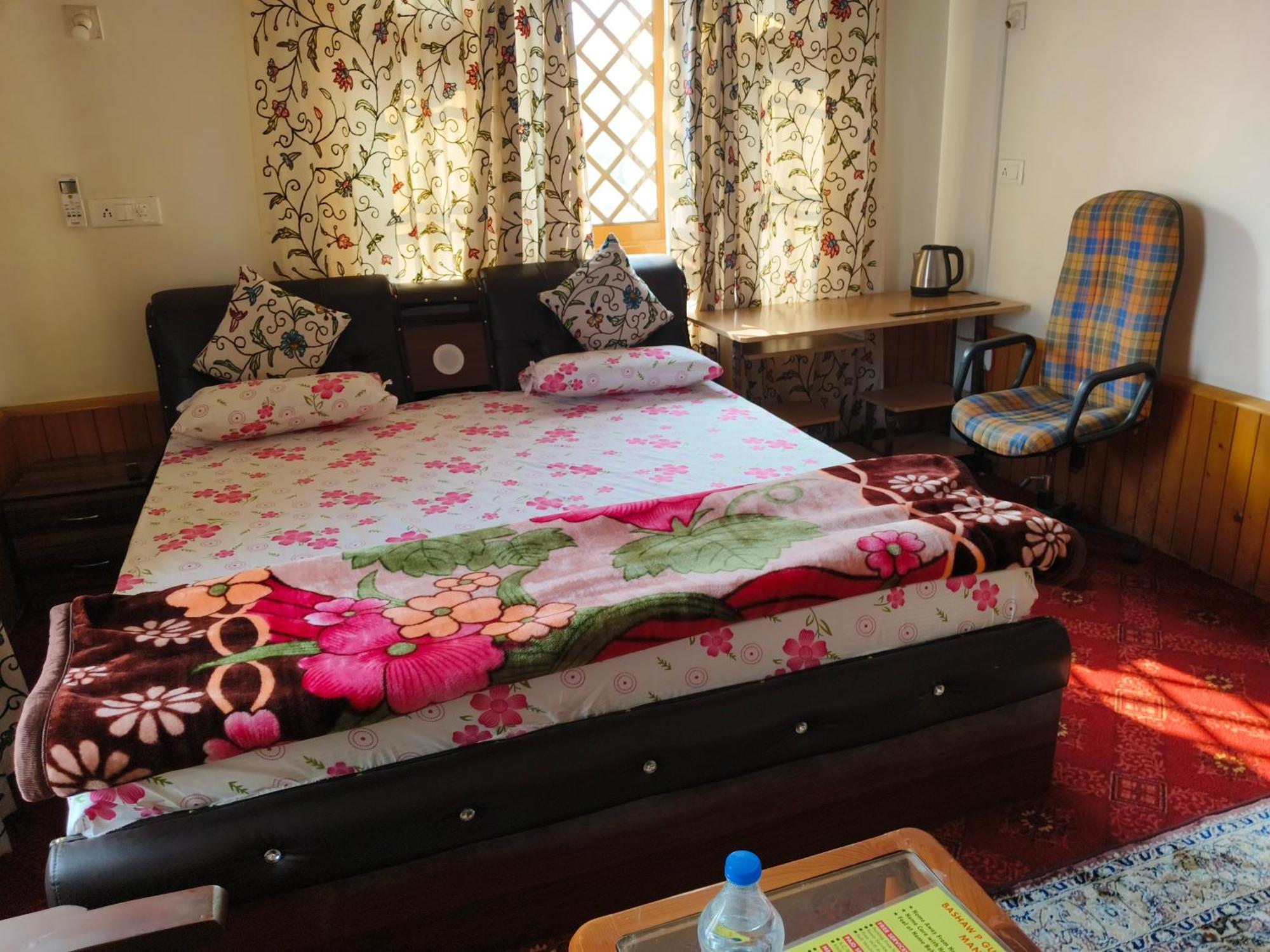 Bashaw Residency, Rated Family Near Airport Guest house Srinagar (Jammu and Kashmir)
