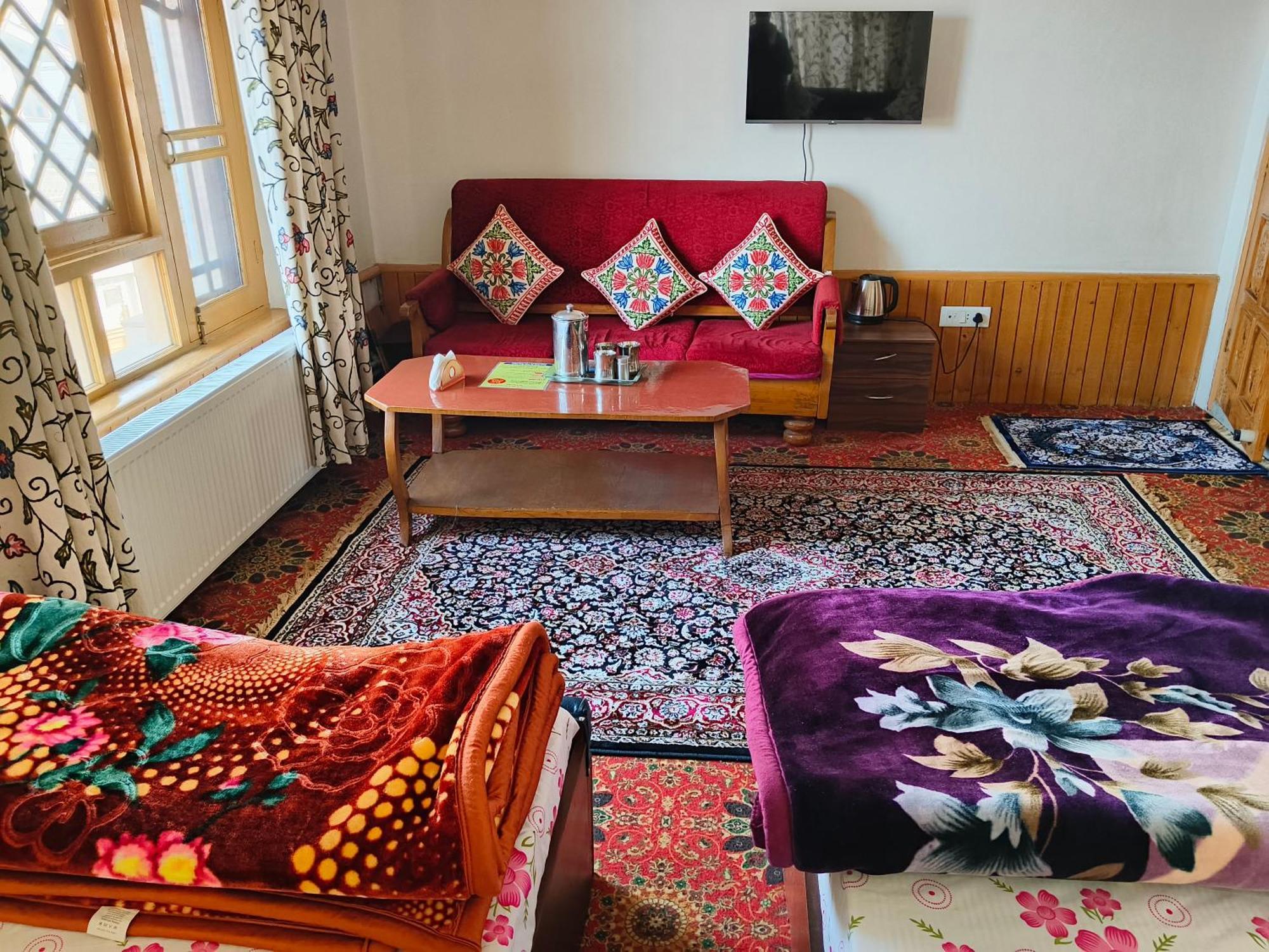 Bashaw Residency, Rated Family Near Airport Srinagar (Jammu and Kashmir)