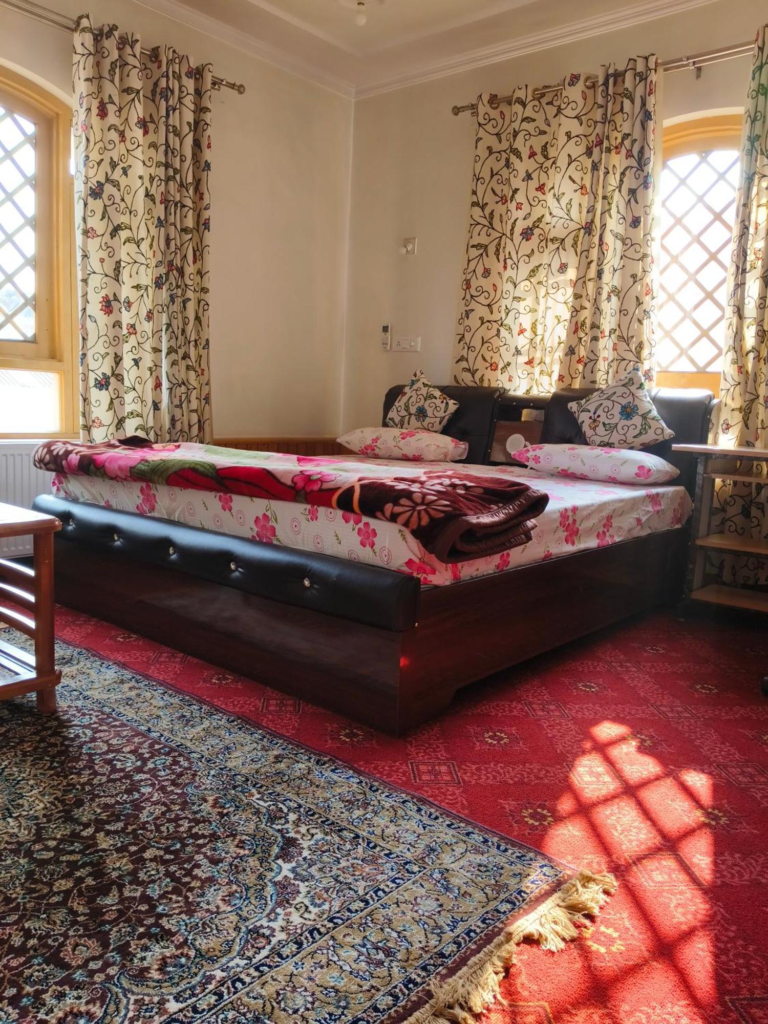 Guest house Bashaw Residency, Rated Family Near Airport Srinagar (Jammu and Kashmir)