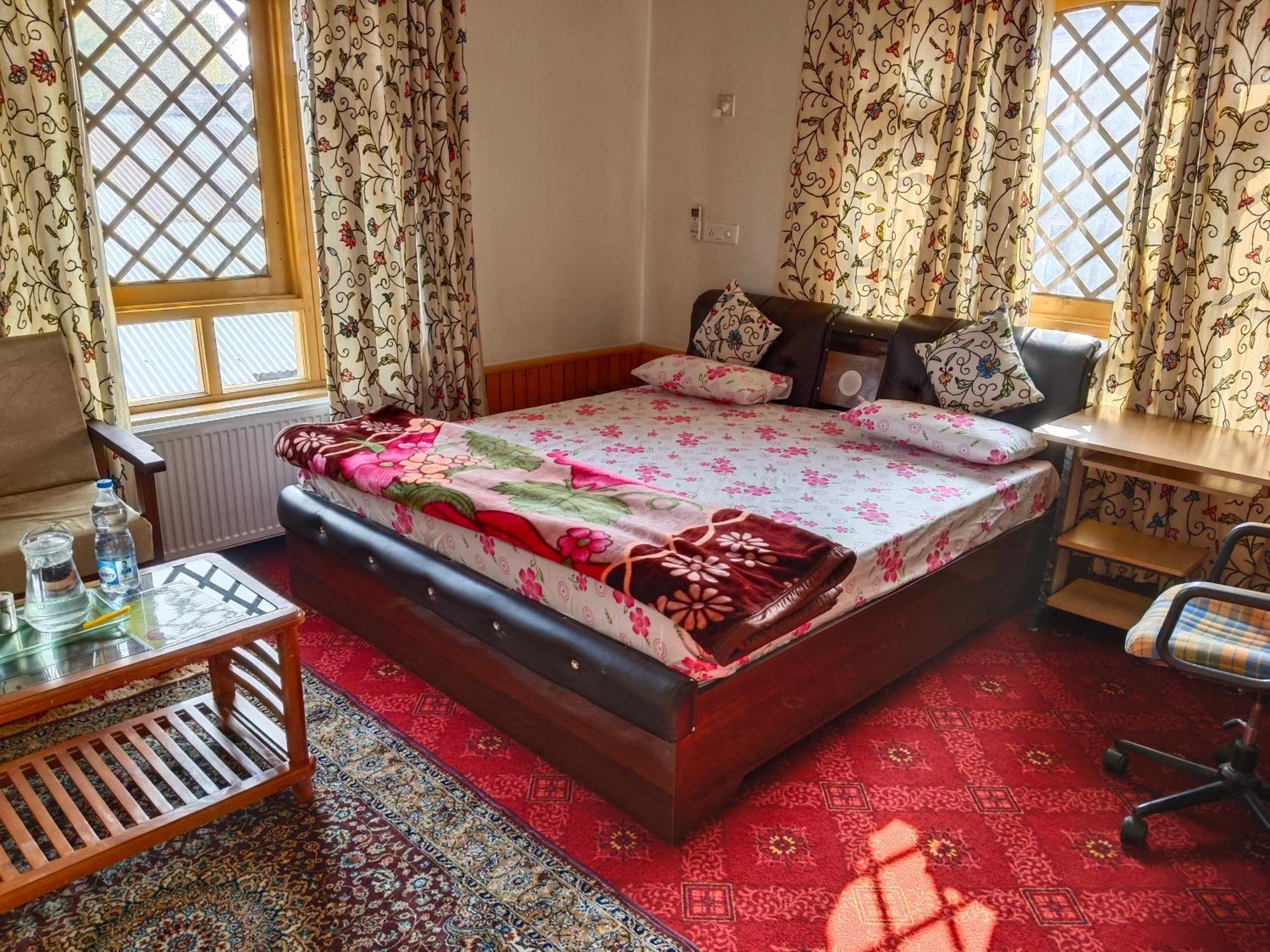 Bashaw Residency, Rated Family Near Airport Srinagar (Jammu and Kashmir)