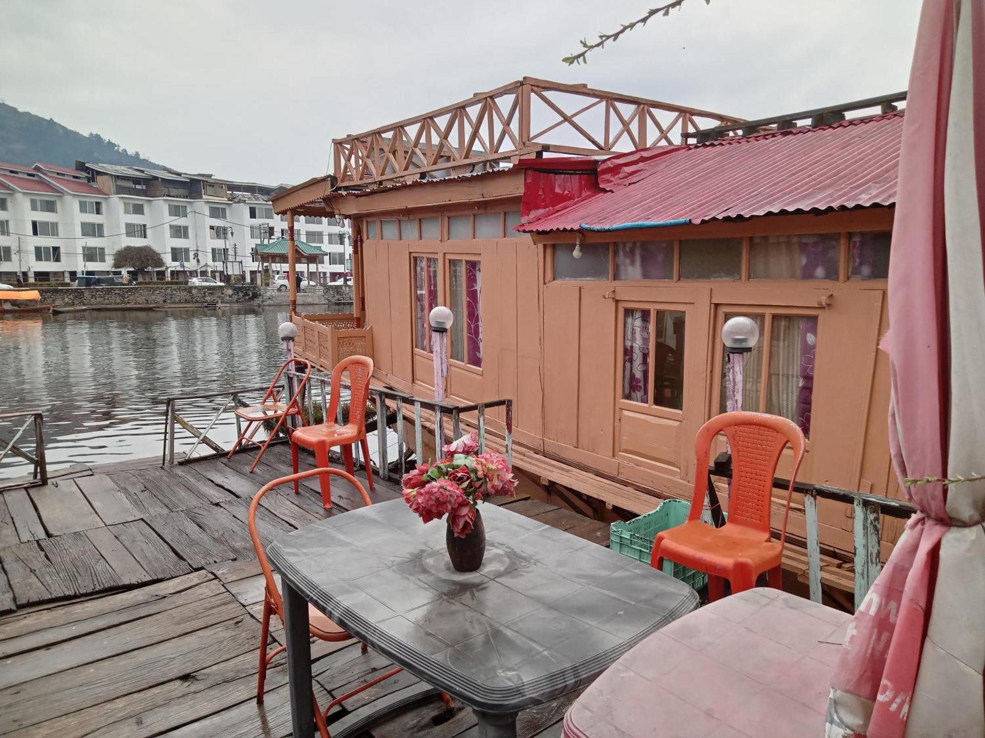 H.b Hotel Srinagar (Jammu and Kashmir)