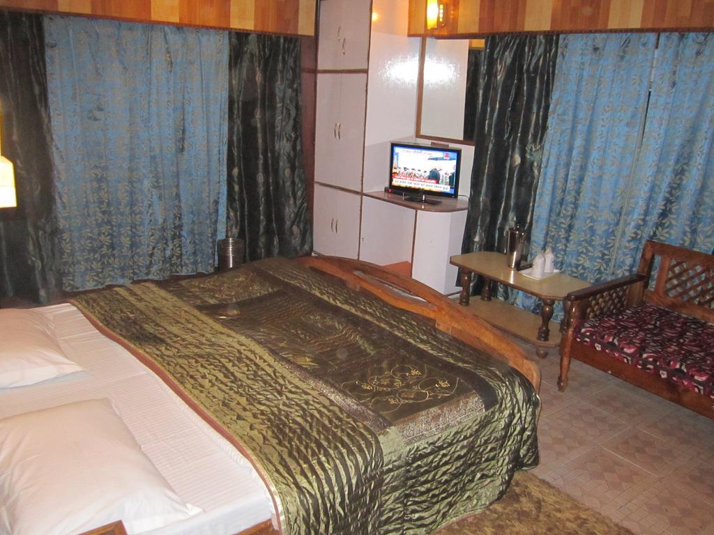 Hotel Akbar At Dal Lake Ghat Number 1