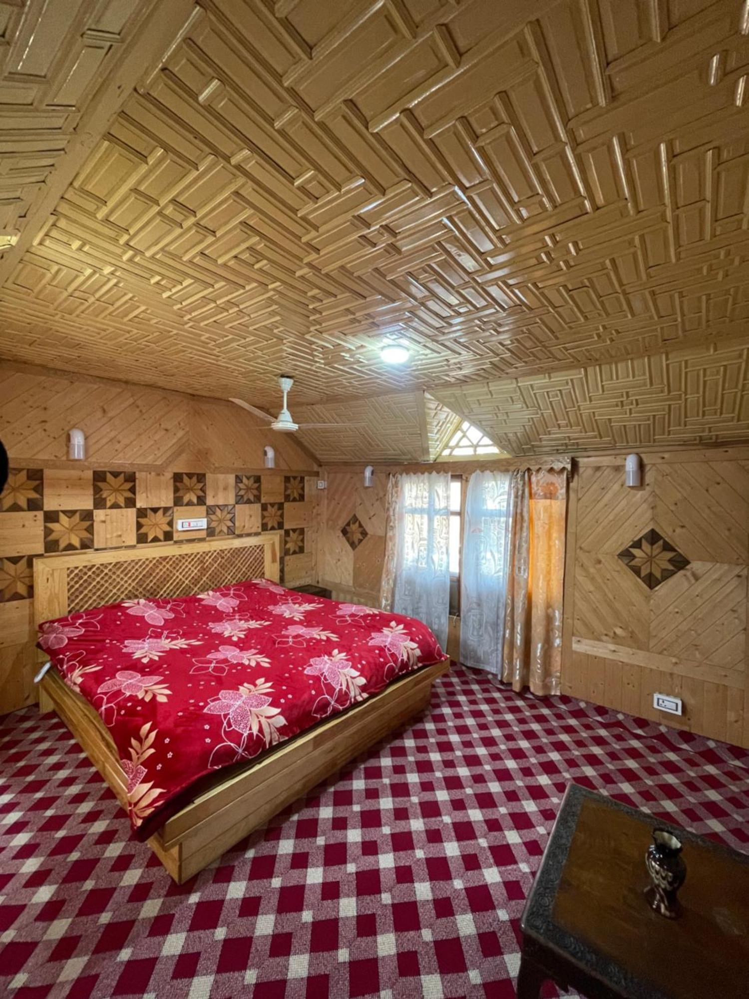 The Heritage Safina Group Of Houseboats Botel